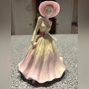 💕Vintage 💕 1995 Elegant Pink and Cream Bone China Figurine